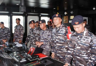 Laksma TNI Sumarji Bimoaji Dansatgas LKO SAR 2024 on board di KRI Gulamah-869