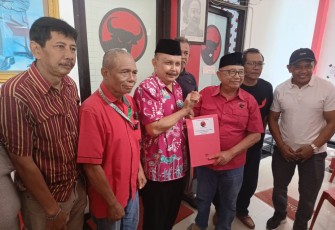 Adi Andaka (tiga dari kiri) Serahkan Berkas Kelengkapan Formulir Pendaftaran Bakal Calon Wakil Bupati Blitar ke Ketua DPC PDIP Kabupaten Blitar Rijanto.