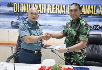 Irkoarmada III Laksamana Pertama TNI Azil Sadagori Achmad menyerahkan hasil Wasrik ke Wadan Lantamal X Kolonel Laut (P) Rizaldi