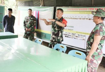 Dansatgas TMMD ke-120 Kodim 0209/LB Letkol Inf Yudy Ardiyan Saputro ketika memberikan arahan di Posko TMMD 