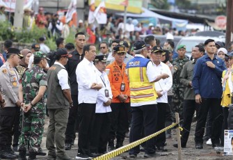 Kepala BNPB Letjen TNI Suharyanto, S.Sos., M.M., (rompi hijau dengan topi hitam) mendampingi Presiden Ir. Joko Widodo saat meninjau lokasi terdampak banjir lahar hujan Gunungapi Marapi di Nagari Bukit Batabuah, Kabupaten Agam, Sumatera Barat pada Selasa (21/5).