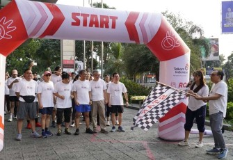 VP Corporate Communication Telkom, Andri Herawan Sasoko melepas peserta fun run