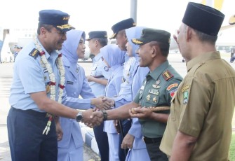 Danrem 081/DSJ Kolonel Inf H. Sugiyono menyambut kedatangan Kasau di lanud Iswahjudi, Senin (3/6)