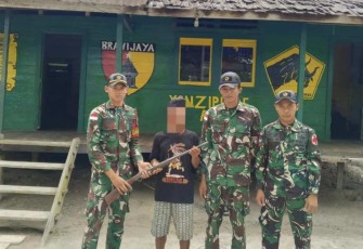 Satgas Yonzipur 5/ABW terima sukarela senpi rakitan warga