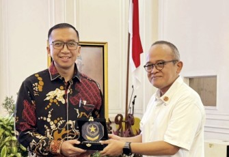 Sekertaris Deputi Bidang Usaha Kecil dan Menengah KemenkopUKM Koko Hartono saat menerima cenderamata dari Setwapres di Jakarta, Kamis (27/6)