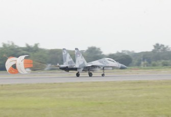 Pesawat Sukhoi SU-30 saat mendarat di lanud Iswahjudi 