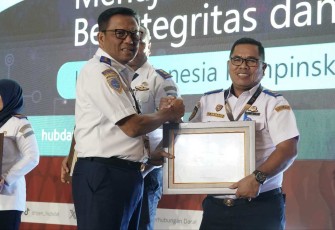 Dirjen Hubdat Risyapudin Nursin saat memberikan penghargaan di Jakarta, Kamis (11/7)