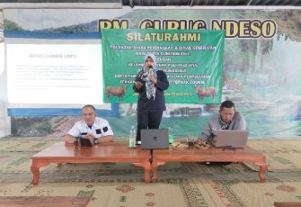 Medik Veteriner UPT. Puskeswan Karangmojo drh. Retno Firdaus Srifiyati menyuntikkan vaksin ke sapi milik Kelompok Peternak Sapi Pali-Pali Jaya di Jaten Ponjong Gunungkidul, Selasa 23 Juli 2024. (Polda DIY, DPKH dan Dinkes Gunungkidul).