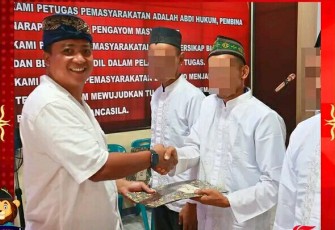 Karutan Pangkalan Brandan Agung Joni Serahkan Remisi kepada 321 WBP pada Peringatan HUT RI ke-79.