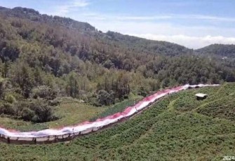 Bentangan bendera merah putih sepanjang 770 meter di desa Bonto Lojong Bantaeng