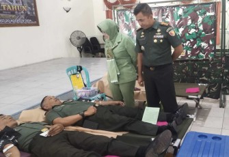 Danrindam V Brawijaya Kolonel Inf Mukhamad Albar bersama Ketua Persit KCK Cabang X PD V/Brawijaya ibu Mita Albar saat meninjau kegiatan donor darah, Selasa (20/8)
