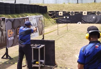Danmenarmed 2 Kostrad Letkol Arm Siswo Budiarto saat membidik plate, Sabtu (24/8)