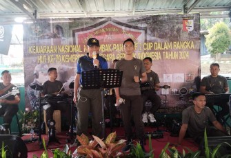 Dandenpom 2 Kostrad Letkol Cpm Dedy Wahyu Siswanto melantunkan lagu pada lomba menembak Pangdivif 2 Cup tahun 2024, Sabtu (24/8)