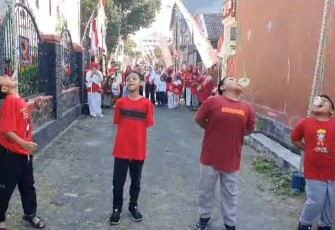 Lomba makan kerupuk anak-anak di jalan Joyo Utomo Gang IX, Kelurahan Merjosari, Minggu (25/8)