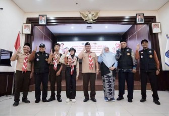 Wali Kota Depok Mohammad Idris (tengah) resmi melepas kontingen Gema Tunas Pusat Kegiatan Belajar Masyarakat (PKBM) Kota Depok di Aula Teratai, Balai Kota Depok, Kamis (29/08/24)