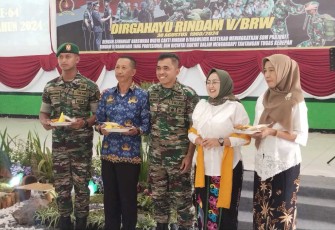 Danrindam V Brawijaya Kolonel Inf Mukhamad Albar bersama Ketua Persit KCK Cabang X PD V/Brawijaya ibu Mita Albar foto bersama usai memberikan tumpeng HUT ke-64 Rindam V Brawijaya, Jum'at (30/8/24)