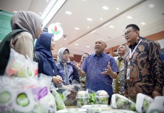 MenkopUKM Teten Masduki (baju biru) saat mengunjungi stan dalam ajang Agri Summit 2024 di Universitas Padjadjaran, Bandung, Jum'at (30/8)