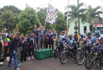 Danrindam V Brawijaya Kolonel Inf Mukhamad Albar bersama Wadanrindam Kolonel Inf Sugiyatmono melepas peserta fun bike, Minggu (1/9)