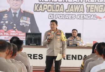 Kapolda Jateng Irjen Pol Ribut Hari Wibowo saat memberikan arahan personel Polres Kendal, Selasa (3/9)