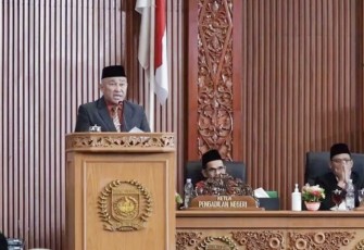 Wali Kota Depok, Mohammad Idris memberikan arahan pada rapat paripurna dengan agenda pengucapan sumpah/janji anggota DPRD Depok periode 2024-2029, Selasa (03/09/24)