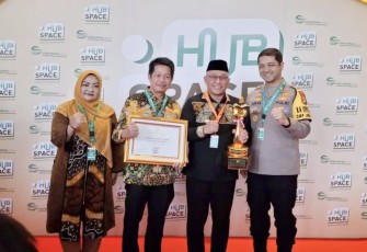 Wali Kota Depok, Mohammad Idris bersama Kapolres Metro Depok, Kombes Pol Arya Perdana, Kepala Dishub Depok, Zamrowi dan Kepala DPUPR Depok, Citra Indah Yulianty usai menerima penghargaan WTN dari Kemenhub RI pada acara Hub Space 2024 di Ballroom JIExpo Kemayoran, Convention Center & Theatre Area, Jakarta