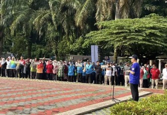 Kepala Diskarpus Kota Depok, Utang Wardaya menjadi pembina apel pagi ASN Pemkot Depok, di Halaman Balai Kota Depok, Jumat (13/09/24).