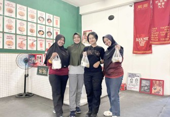 Srikandi Vicadha Divif 2 Kostrad saat memborong Bakmi Tjap 99, Senin (16/9)