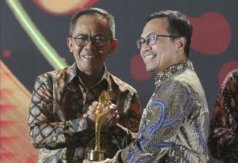 Dirut KPI Taufik Adityawarman saat menerima penghargaan SKK Migas Award 2024
