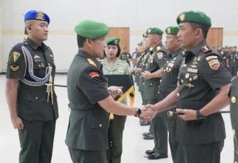 Pangdam I/BB Mayjen TNI Mochammad Hasan saat melantik Danrem 023/KS Kolonel Inf Jansen P Nainggolan di Makodam I/BB, Selasa (24/9)