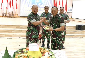 Pangdivif 2 Kostrad Mayjen TNI Anton Yuliantoro memberikan ucapan selamat kenaikan pangkat Danmenarmed 2 Kostrad Kolonel Arm Siswo Budiarto di Jakarta 