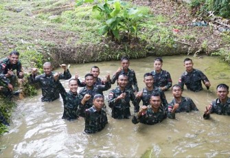 Prajurit Satgas Yonzipur 5/ABW cebur empang usai kenaikan pangkat, Selasa (1/10)