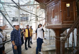 Wamen PU Diana saat meninjau pengerjaan revitalisasi gereja Blenduk Semarang 