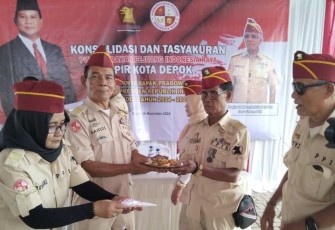 Tasyakuran PPIR dengan memberikan tumpeng anggota