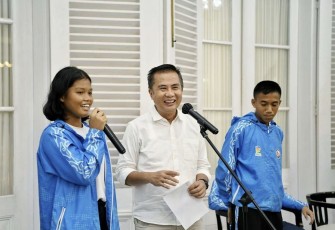 Pj Gubernur Jabar Bey Machmudin saat berdialog dengan anggota kontingen Popnas Jabar, Senin (18/11)