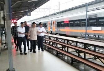 Menhub Dudy Purwagandhi saat meninjau stasiun Pasar Senen Jakarta, Minggu (1/12)
