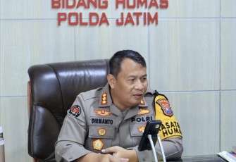 Kabid Humas Polda Jatim Kombes Dirmanto saat memberikan keterangan pers, Kamis (5/12)