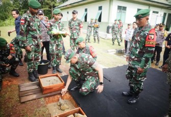 Pangdam V Brawijaya Mayjen TNI Rudi Saladin letakkan batu pertama pembangunan mushalla di pos Gabma, Sabtu (14/12)