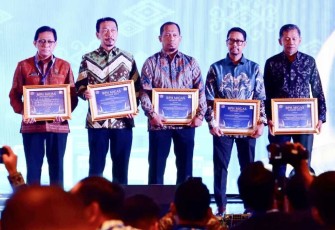 Dirjen Bangda Kemendagri Restuardy Daud saat menerima penghargaan BPH Migas Award 2024 di Jakarta 