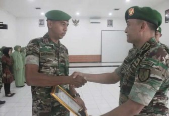 Dandim 0833/Kota Malang Letkol Arm Aris Gunawan saat memberikan penghargaan prajuritnya pindah satuan, Jum'at (27/12)