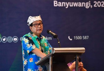 SesmenKopUKM Arif Rahman Hakim saat menutup rangkaian Diskusi Pengaduan dan Serap Aspirasi Publik Bidang Koperasi dan UMKM tentang Optimalisasi Teknologi Digital bagi UMKM di Banyuwangi, Jumat (16/2).