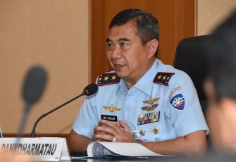 Dankoharmatau Marsekal Muda TNI Oki Yanuar, S.T., saat memimpin rapat koordinasi dengan PT. GMF terkait Rencana Pelaksanaan SIP Pesawat C-130H/HS berlangsung di ruang rapat Basjir Soerya, Koharmatau, Bandung, Kamis (25/01/2024).