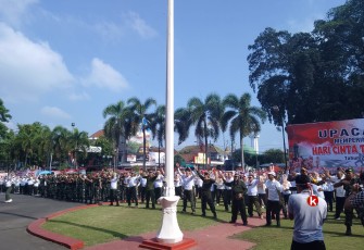 Suasana Flashmob di Halaman Kantor Walikota Blitar Memperingati Hari Cinta Tanah Air yang Dipimpin Walikota Blitar Santoso (Foto : Faisal NR / Klikwarta.com)