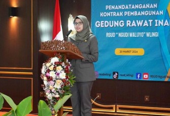 Bupati Blitar Rini Syarifah Saat Berikan Sambutan Pada Acara Penandatanganan Kontrak Pembangunan Rawat Inap RSUD Ngudi Waluyo Kabupaten Blitar