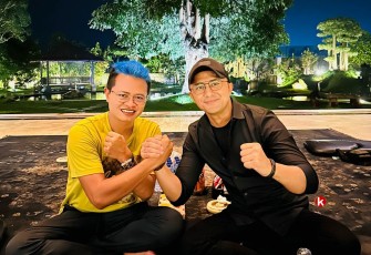 Pebisnis Muda Sukses Blitar Haji Beky (baju warna kuning) Saat Dikunjungi Mantan Bupati Kabupaten Bandung Barat Hengki Kurniawan Pada Selasa, 9 April 2024 atau malam takbir, di Kediaman Haji Beky. (Foto : H. Beky untuk Klikwarta.com)