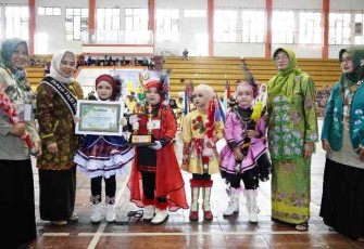 Festival drumband anak-anak di Pati