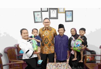 Pj Wali Kota Batu Aries Agung Paewai foto bersama keluarga Solichan, Selasa (30/1)