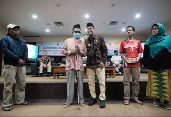 Wakil Wali Kota Depok Imam Budi Hartono (tiga dari kanan) saat menyerahkan alat bantu tongkat kepada penyandang disabilitas di Aula Perpustakaan Umum Kota Depok, Kamis (12/09/24).