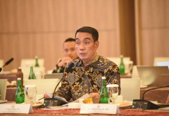 Wakil Ketua Komisi XI DPR RI Fauzi H. Amro saat memimpin Tim Kunker Reses Komisi XI yang mengunjungi tempat penimbunan Kantor Pengawasan dan Pelayanan Bea Cukai (KPPBC) Tipe Madya Pabean Tanjung Emas, Semarang, Jawa Tengah, Senin (9/12/2024)