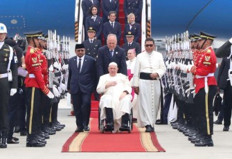 Menteri Agama RI menyambut kedatangan Paus Fransiskus