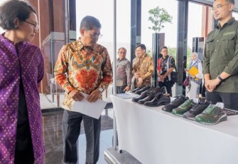 Sekjen Kemenperin Eko SA Cahyanto saat meninjau produk industri lokal di Denpasar Bali 